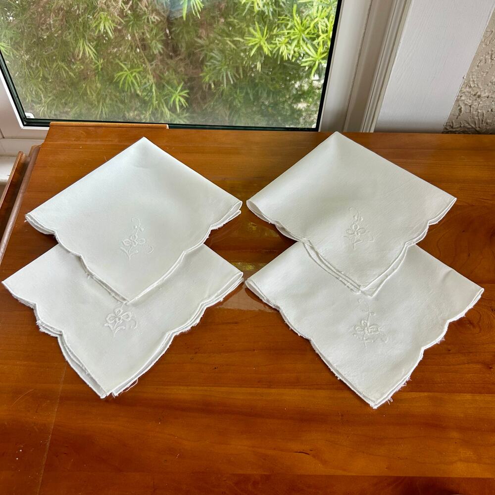 Vintage White Embroidered Cloth Napkins Set of 4 with Scalloped Edges
